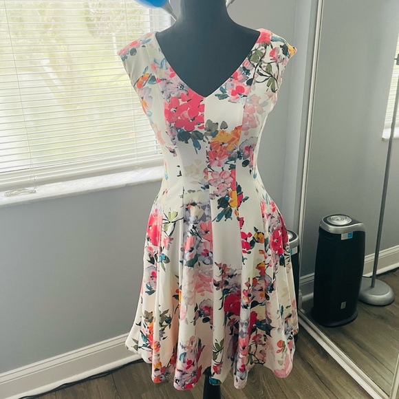 Robe rose décalée carrière Just Taylor 125€ - Taille 4